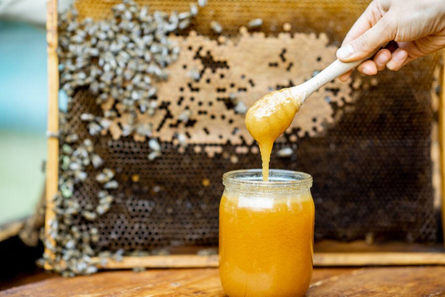 You are currently viewing Bee Glowing: 5 Amazing Benefits of Applying Honey on Face and Skin