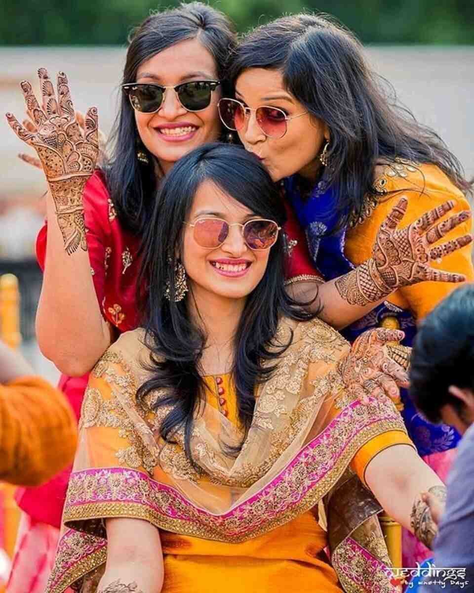 Mehndi poses with 3 friends