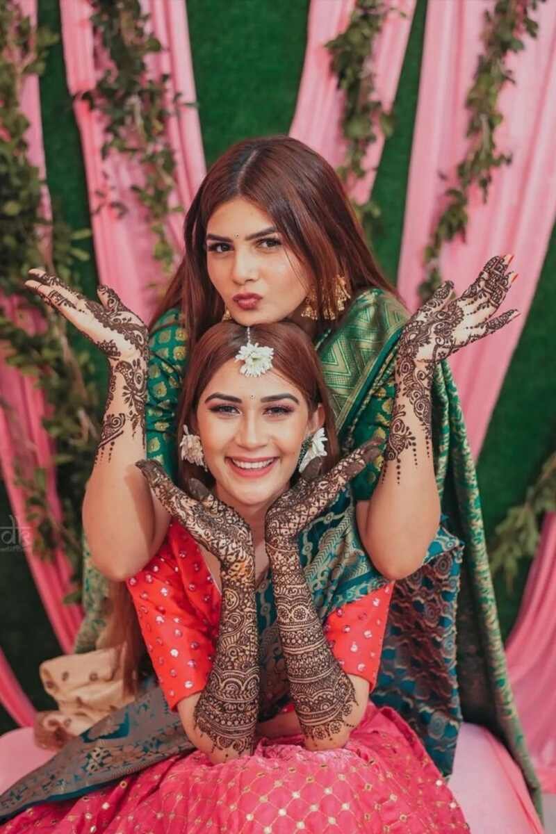 mehndi pose with best friend
