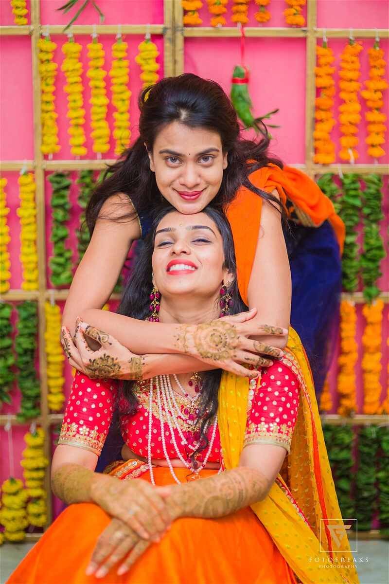 mehndi poses with best friend